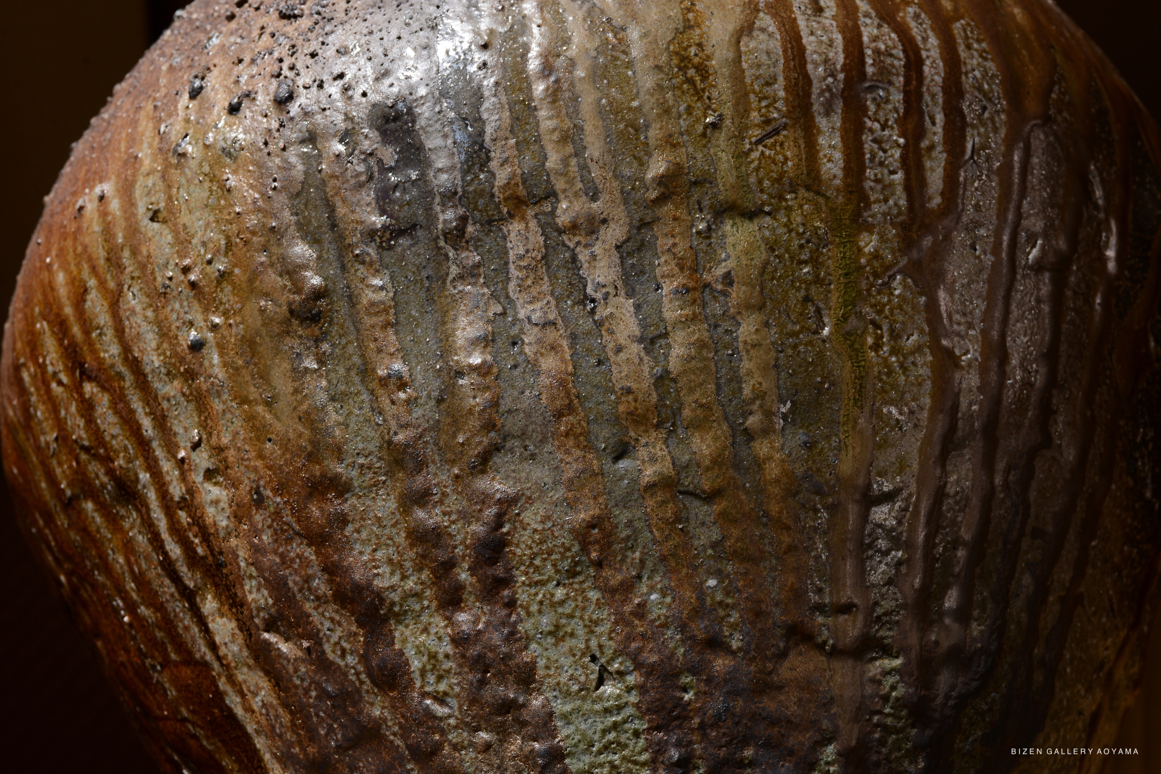 Close-up of a Bizen Otsubo pottery piece showcasing its unique textured surface with earthy tones and natural patterns.