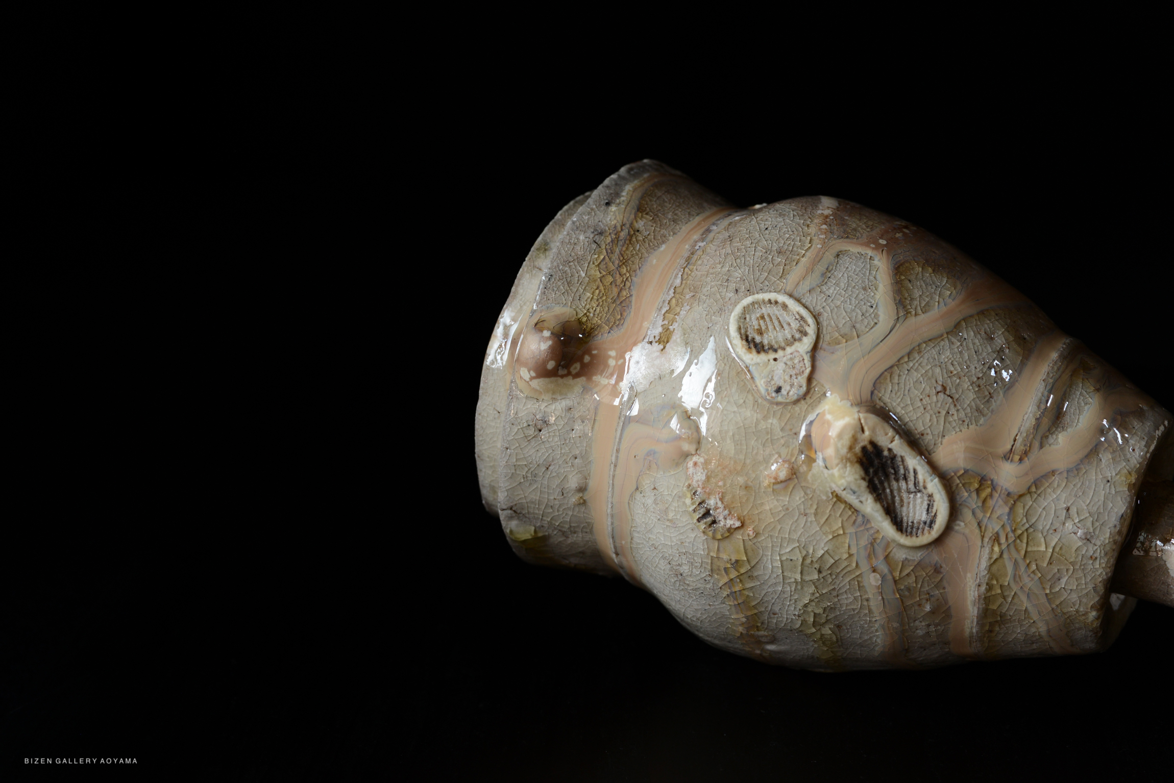 A handcrafted Bizen pottery Shiro Tokkuri (白徳利) with a unique glaze and texture, showcasing its intricate designs against a black background.