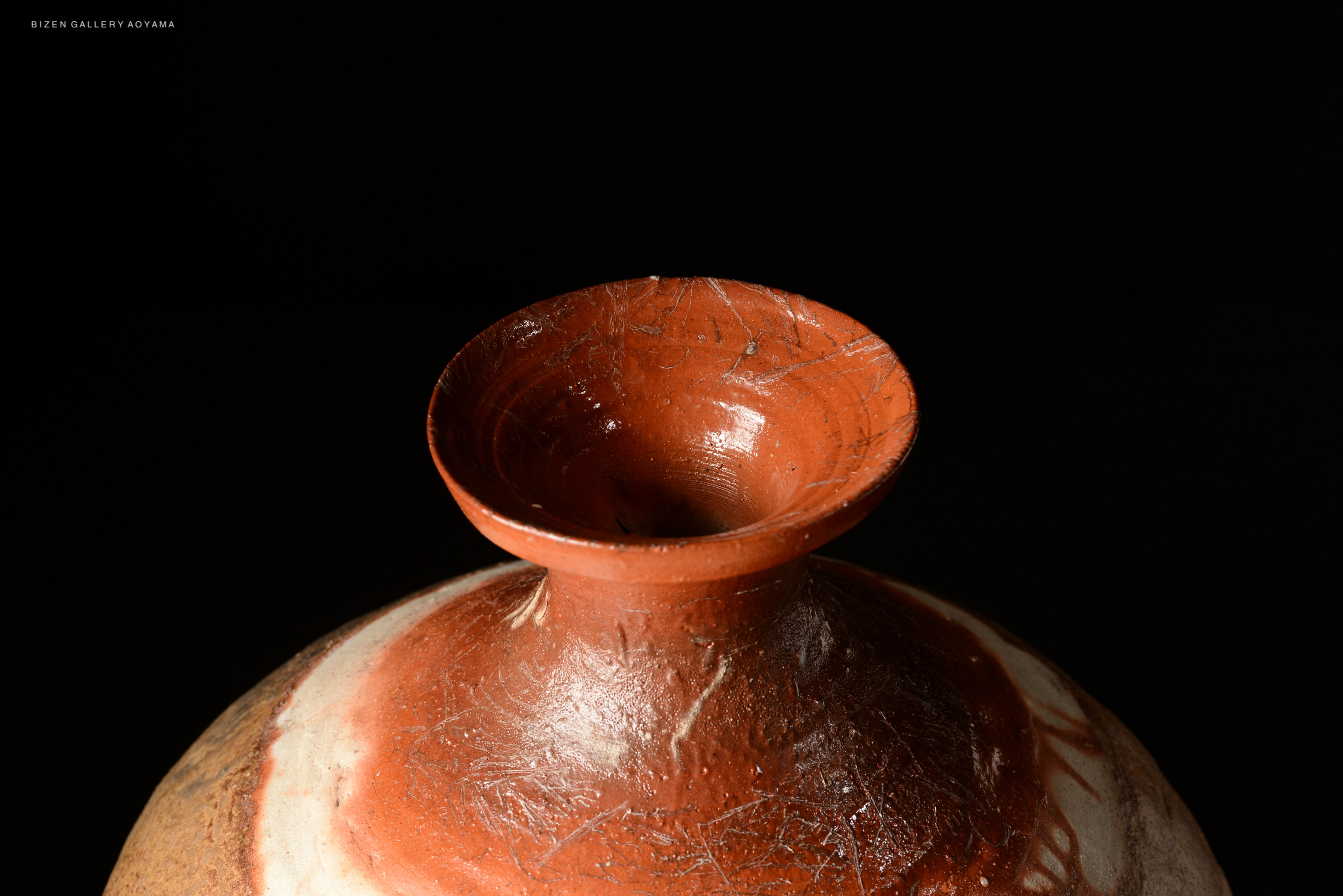Close-up of the top of a Bizen O Kabura Tokkuri, showcasing its unique clay texture and artistic details.