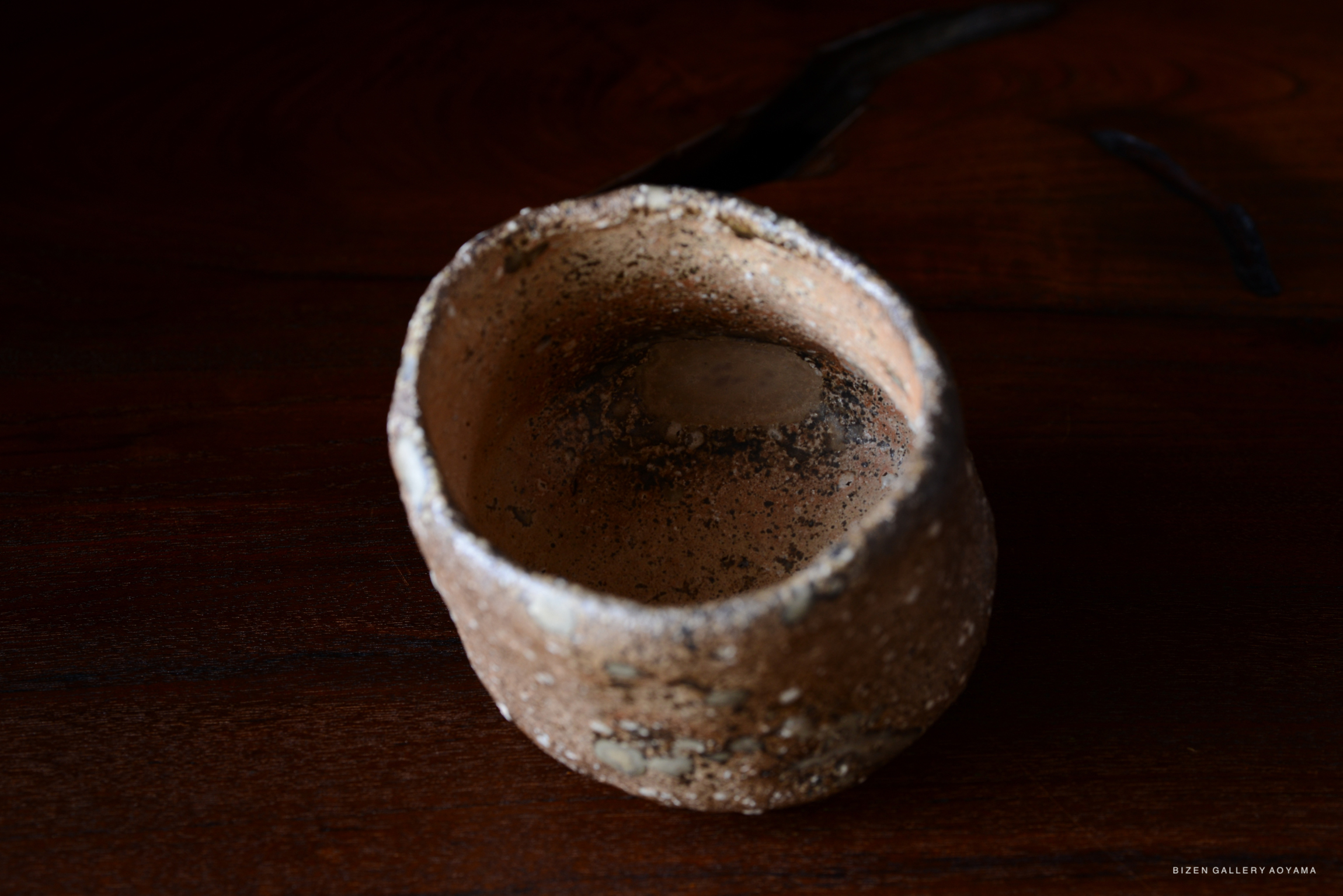 土の質感が特徴的な焼き物の茶碗