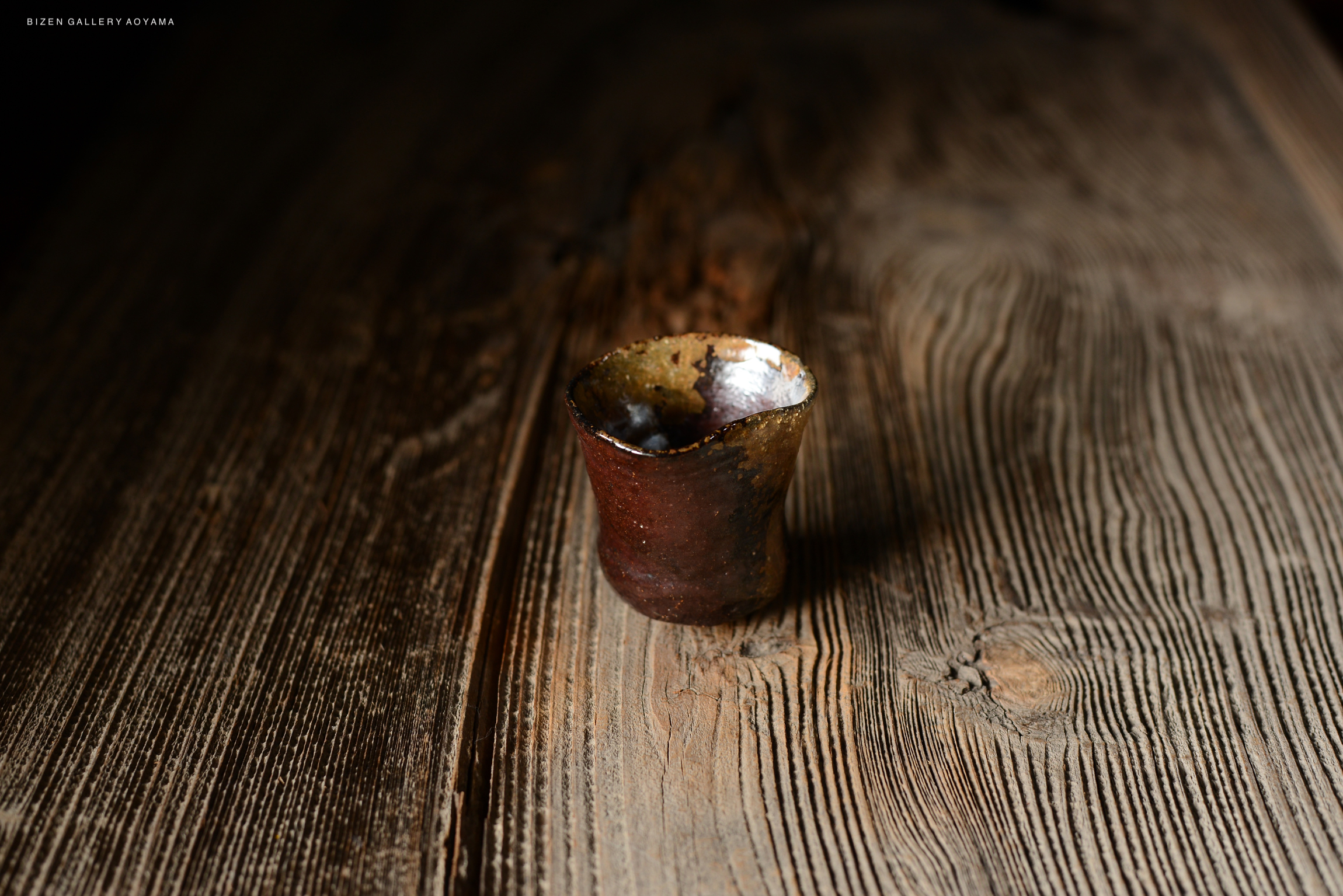 木のテーブルの上に置かれた陶器の器