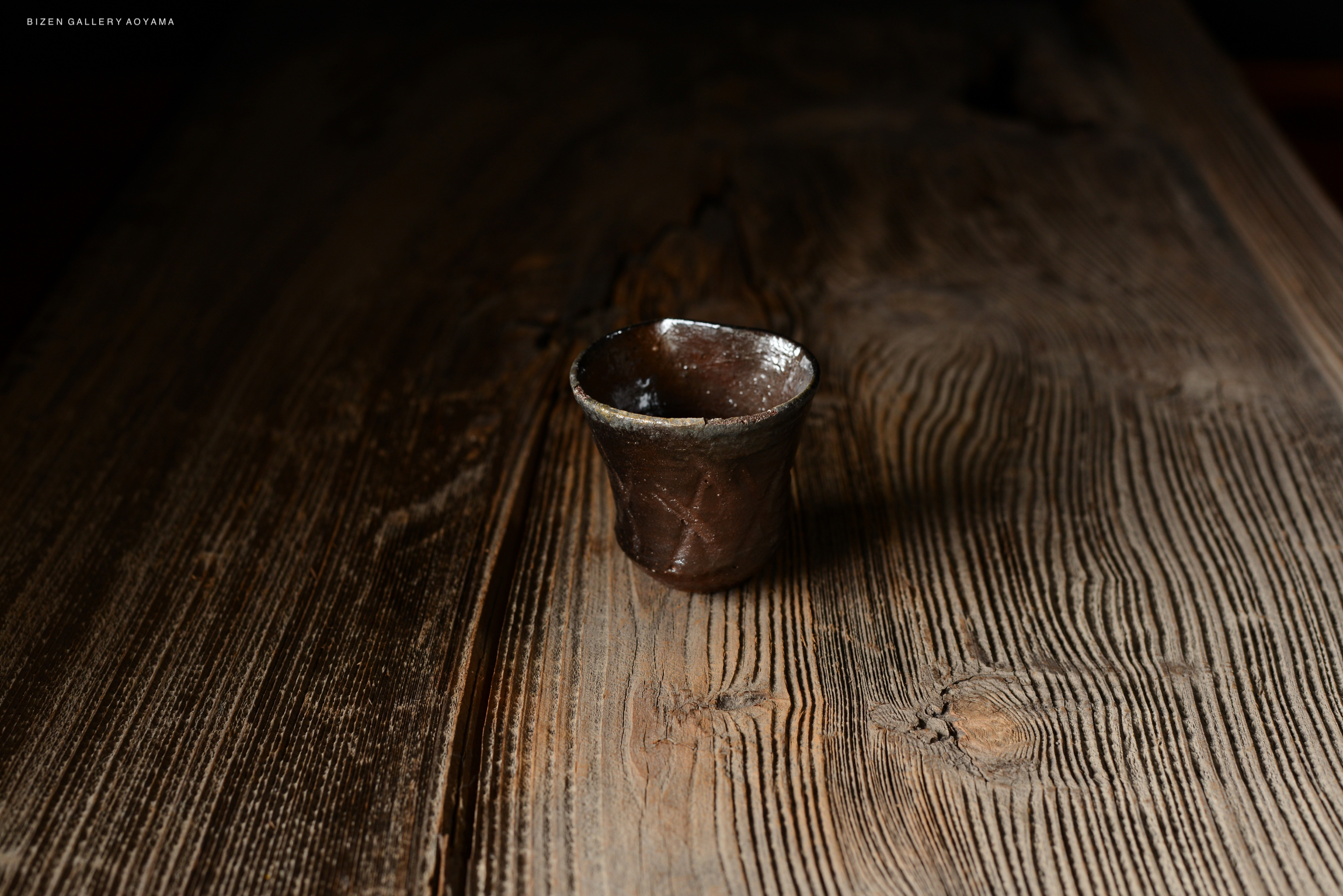 木のテーブルの上に置かれた陶器の器