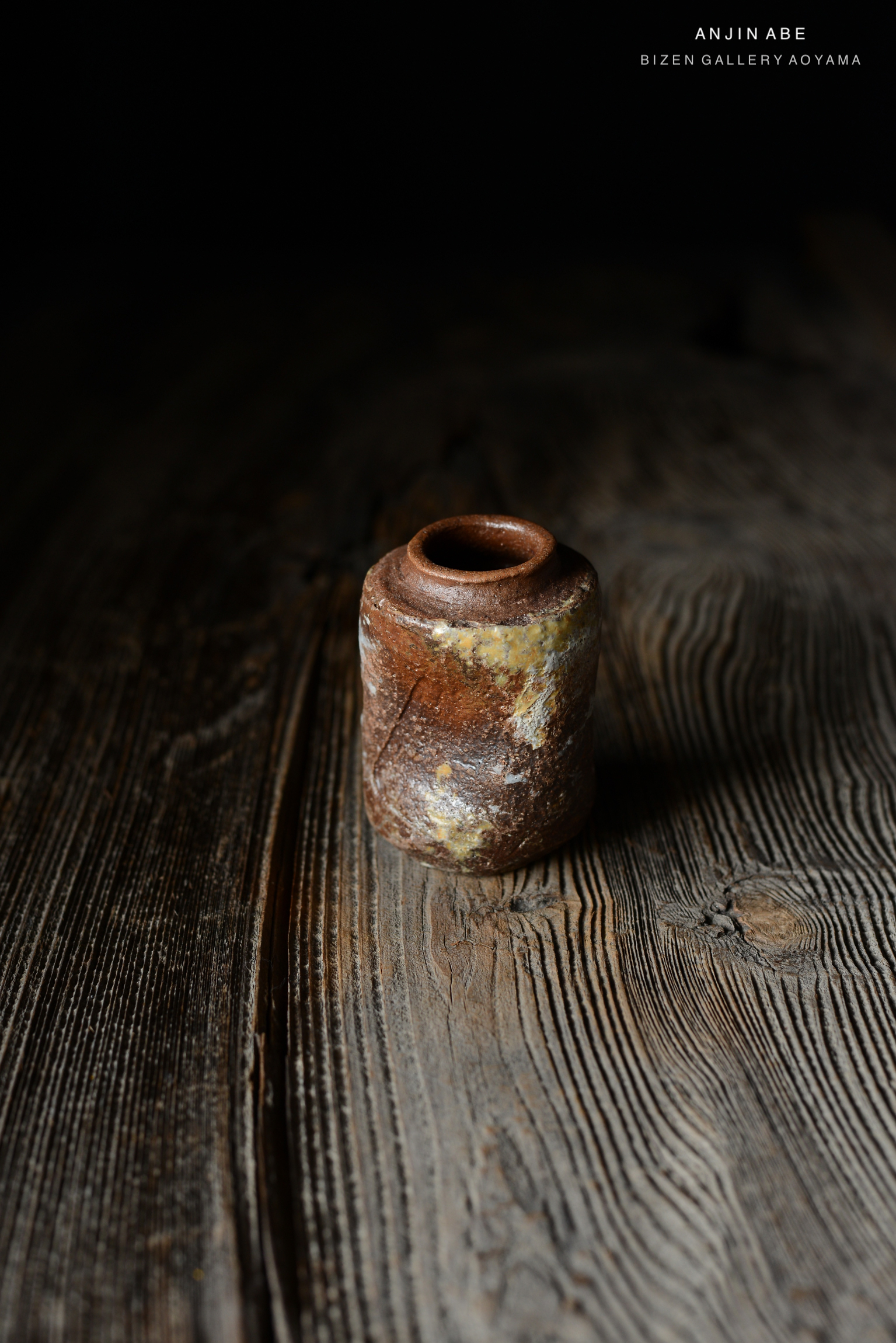 木のテーブルの上に置かれた茶色の陶器の壺