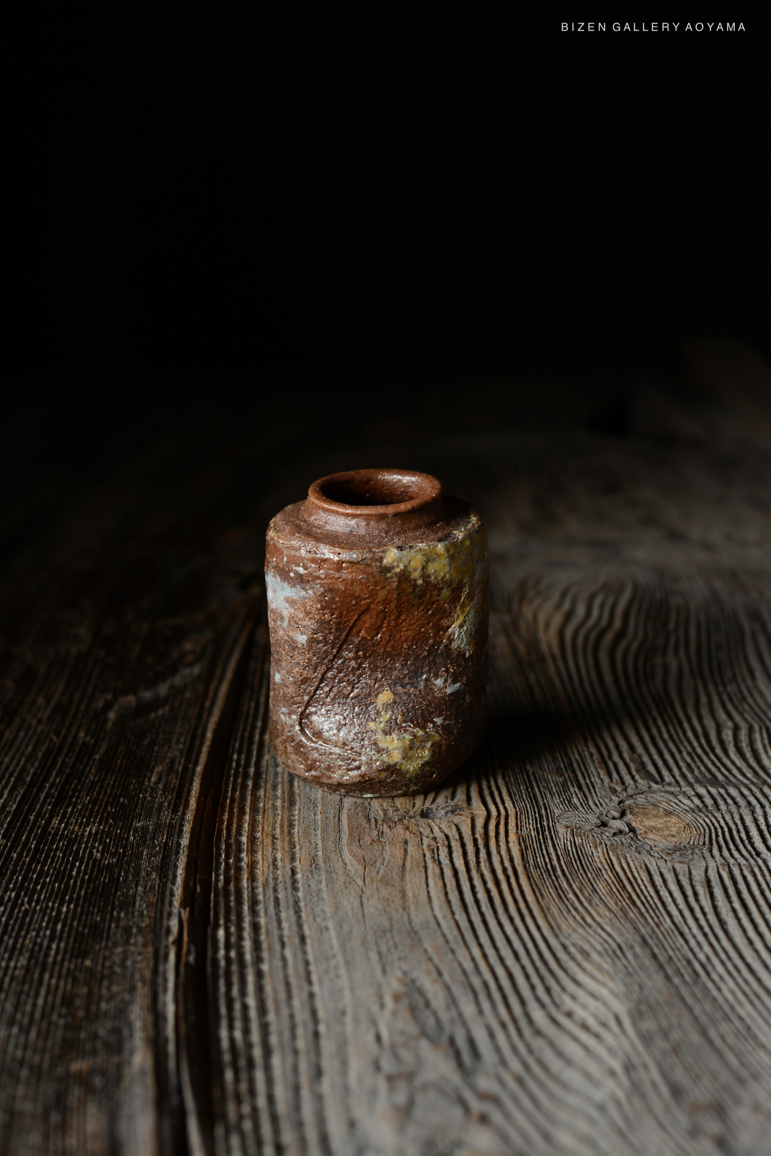 木製のテーブルの上に置かれた古い陶器の容器