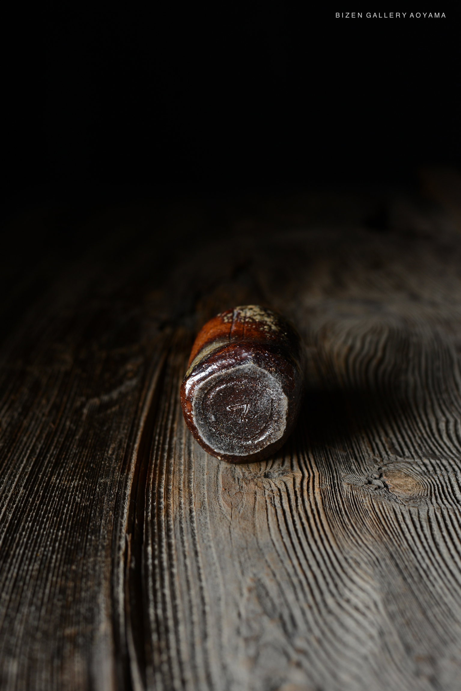 暗い背景の上に置かれた瓶の底部