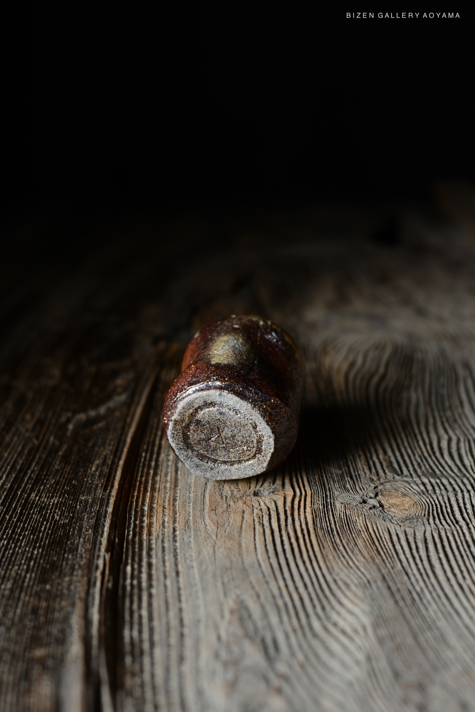 木のテーブルの上に置かれたBizen焼きの器の側面
