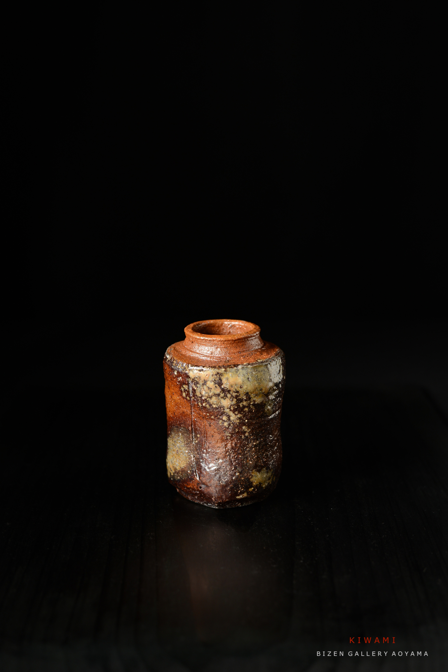 暗い背景に置かれた独特な模様の陶器の壺