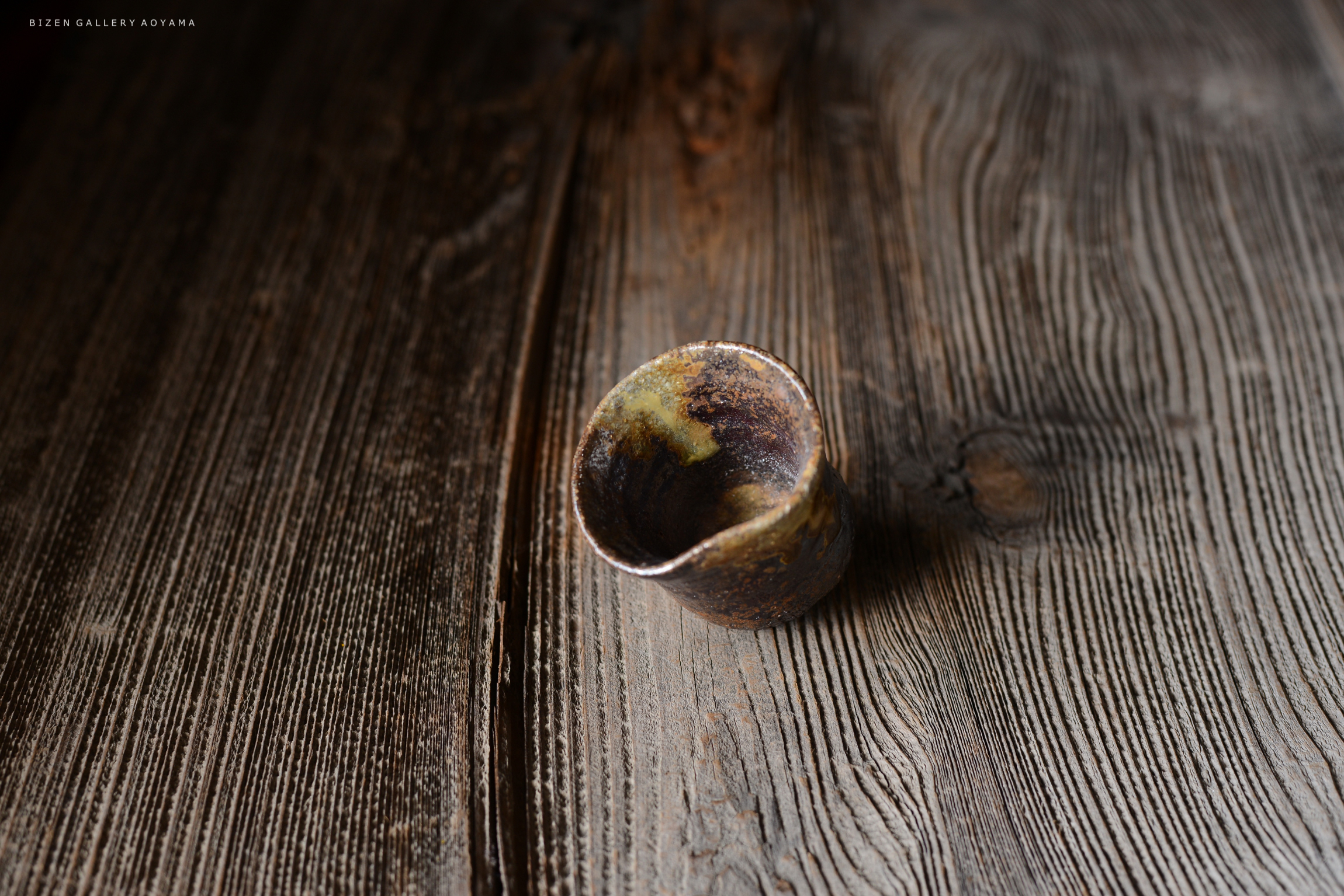 テーブルの上に置かれた焼き物の小さな茶碗