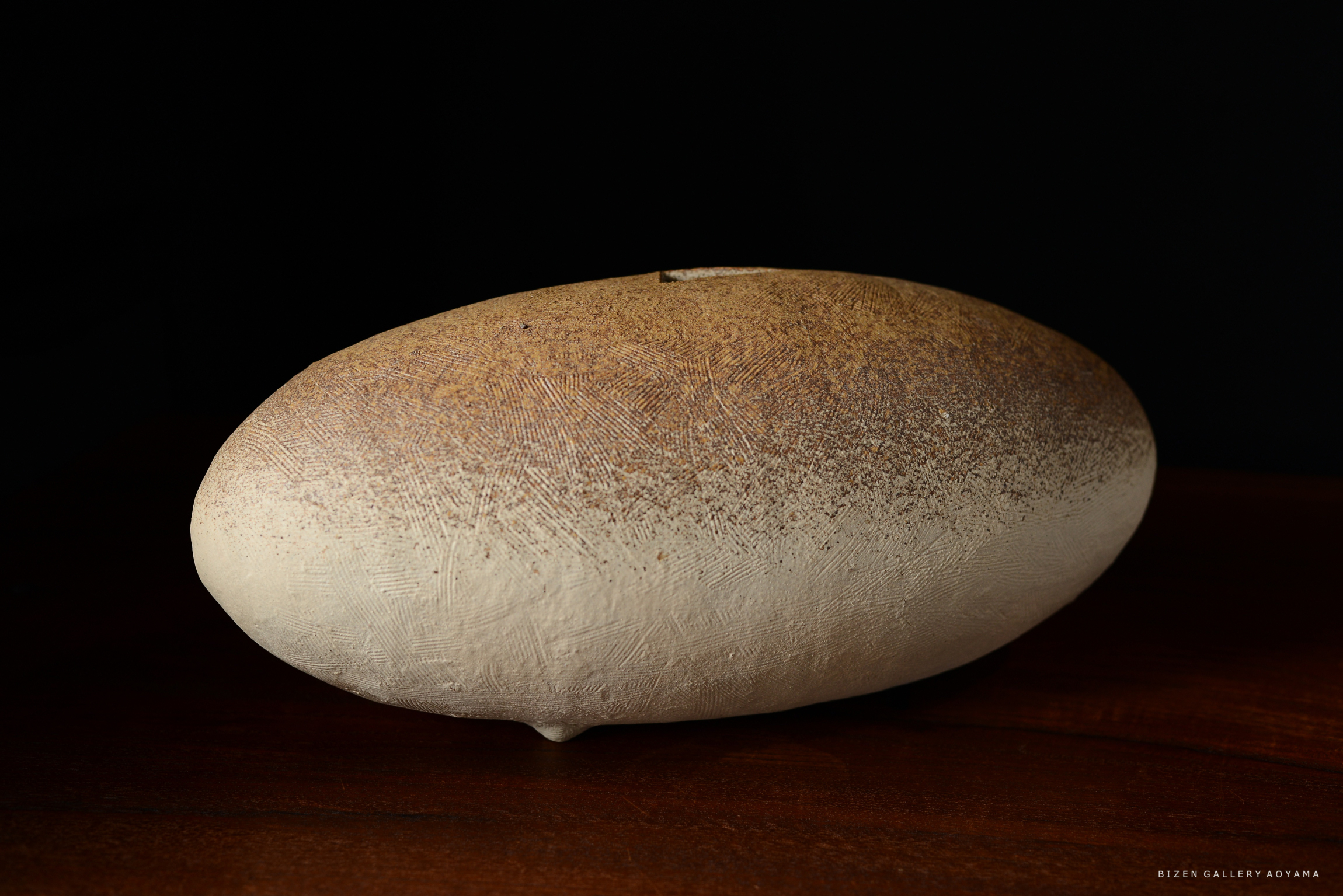 土で作られたオブジェ、表面は滑らかでグラデーションがかかり、独特の質感がある。