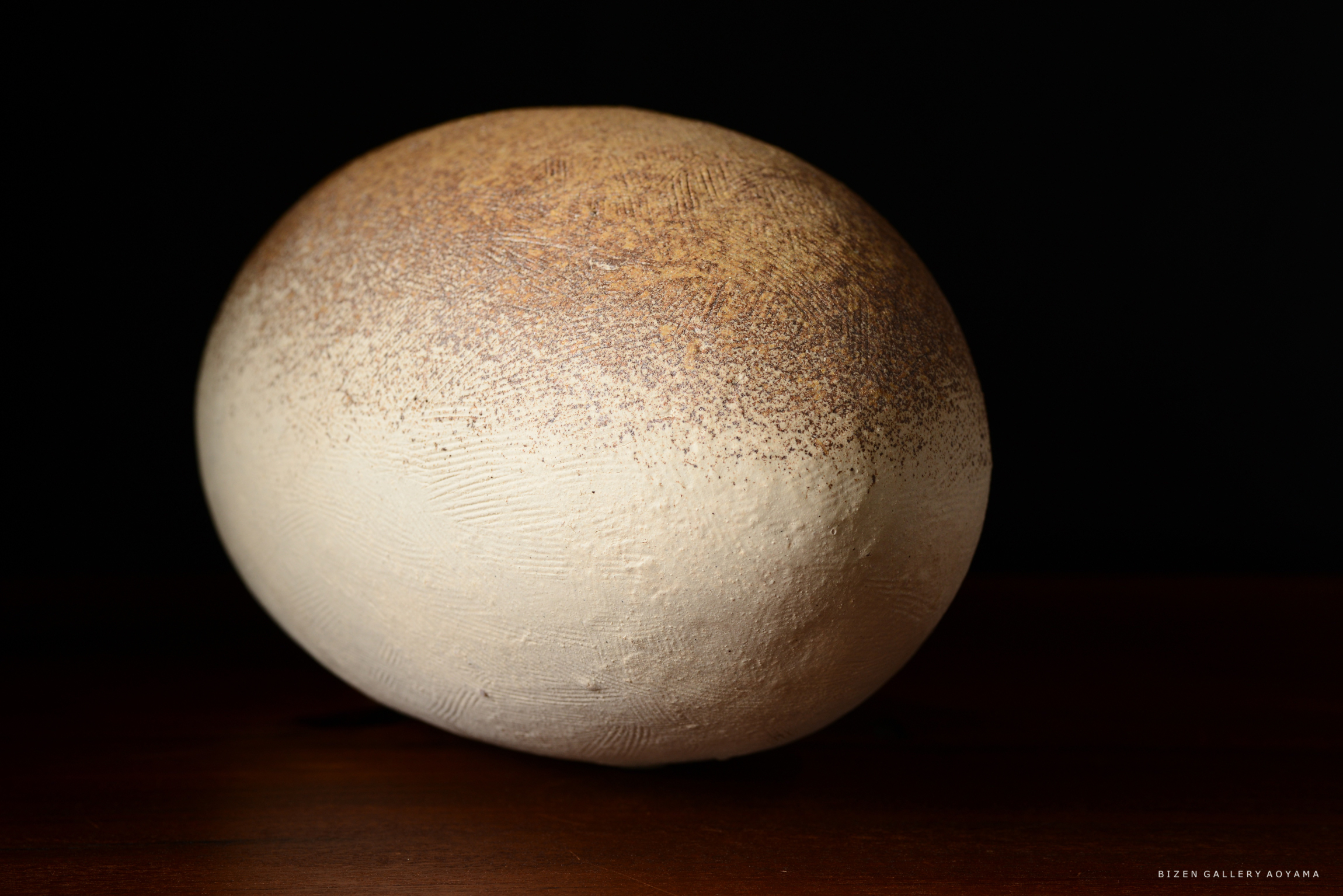 茶色のぼかしが施された白い陶器の卵の形をしたオブジェ