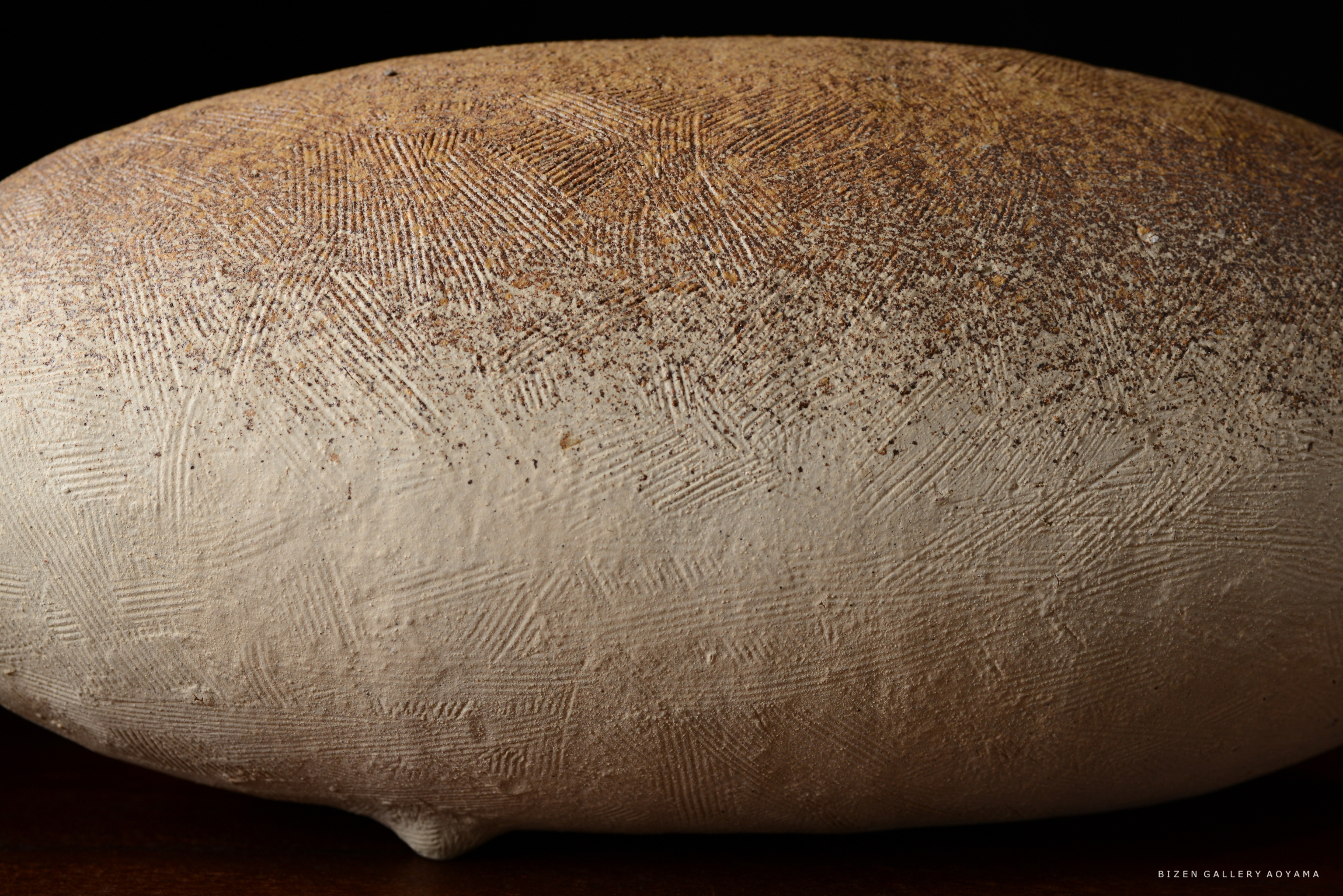 表面に独特の模様を持つ、焼き物の形状の陶器。