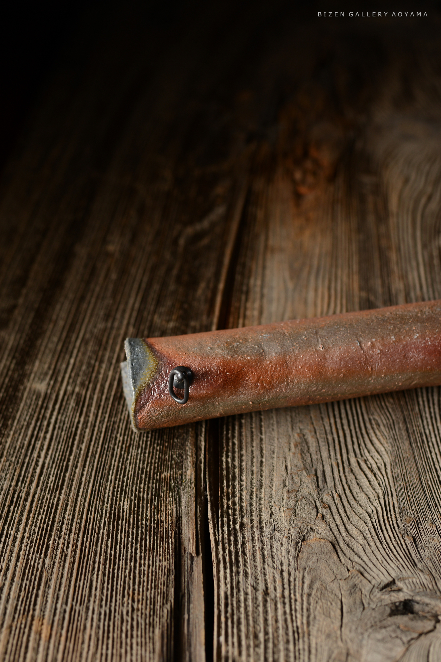 木製のテーブルの上に置かれた、茶色の陶器の道具の一部。