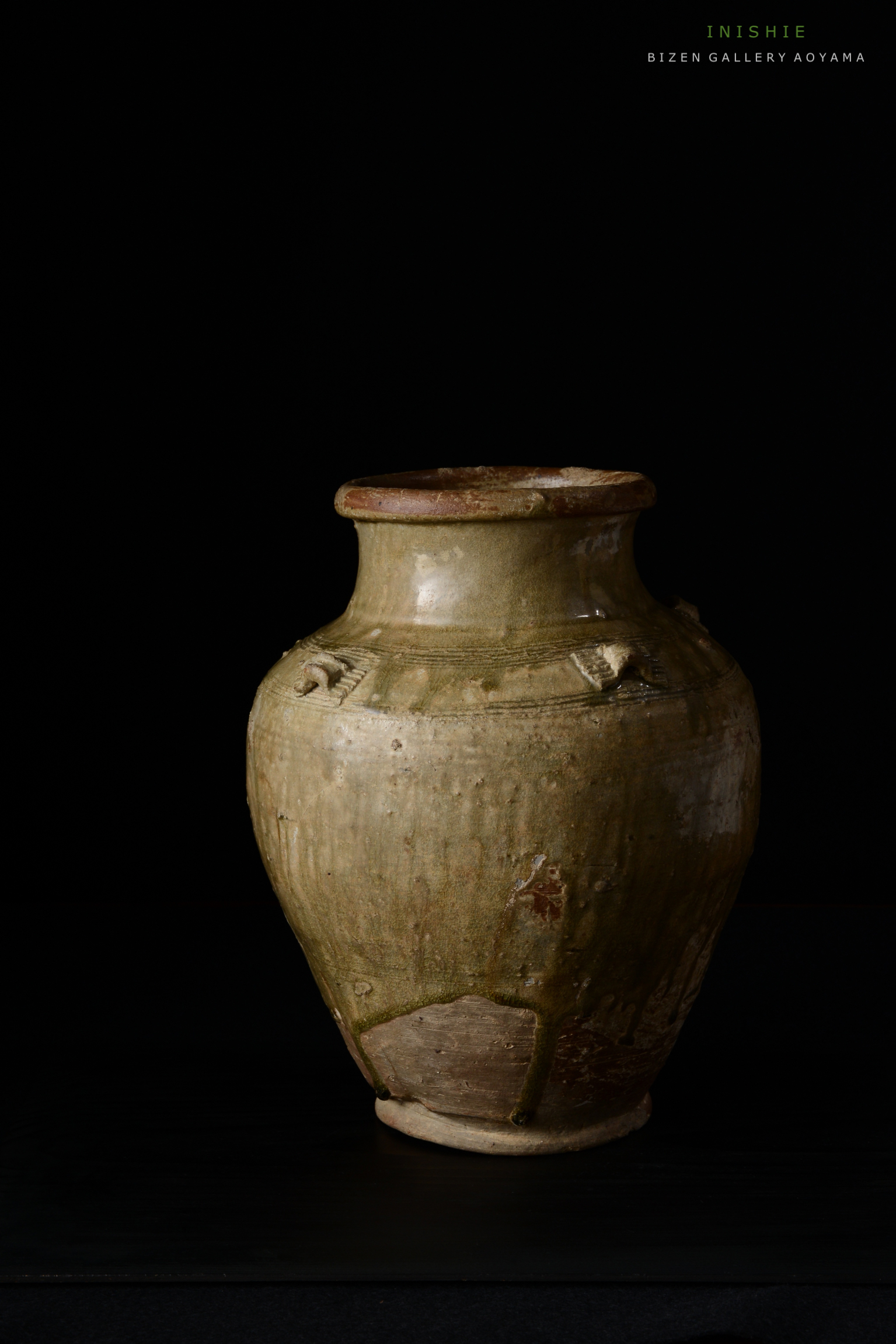 黒背景に置かれたビゼン焼きの陶器の壺