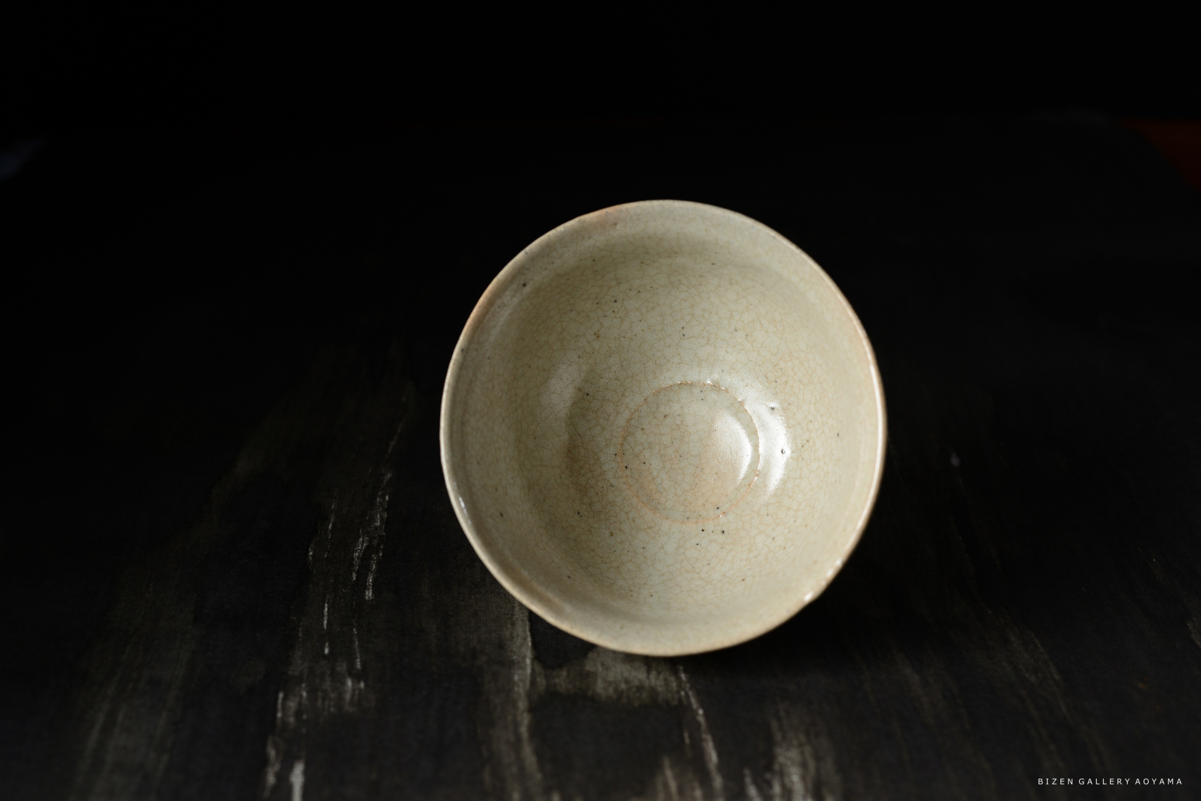 光沢のあるクリーム色の陶器のボウル、シンプルでエレガントなデザイン。