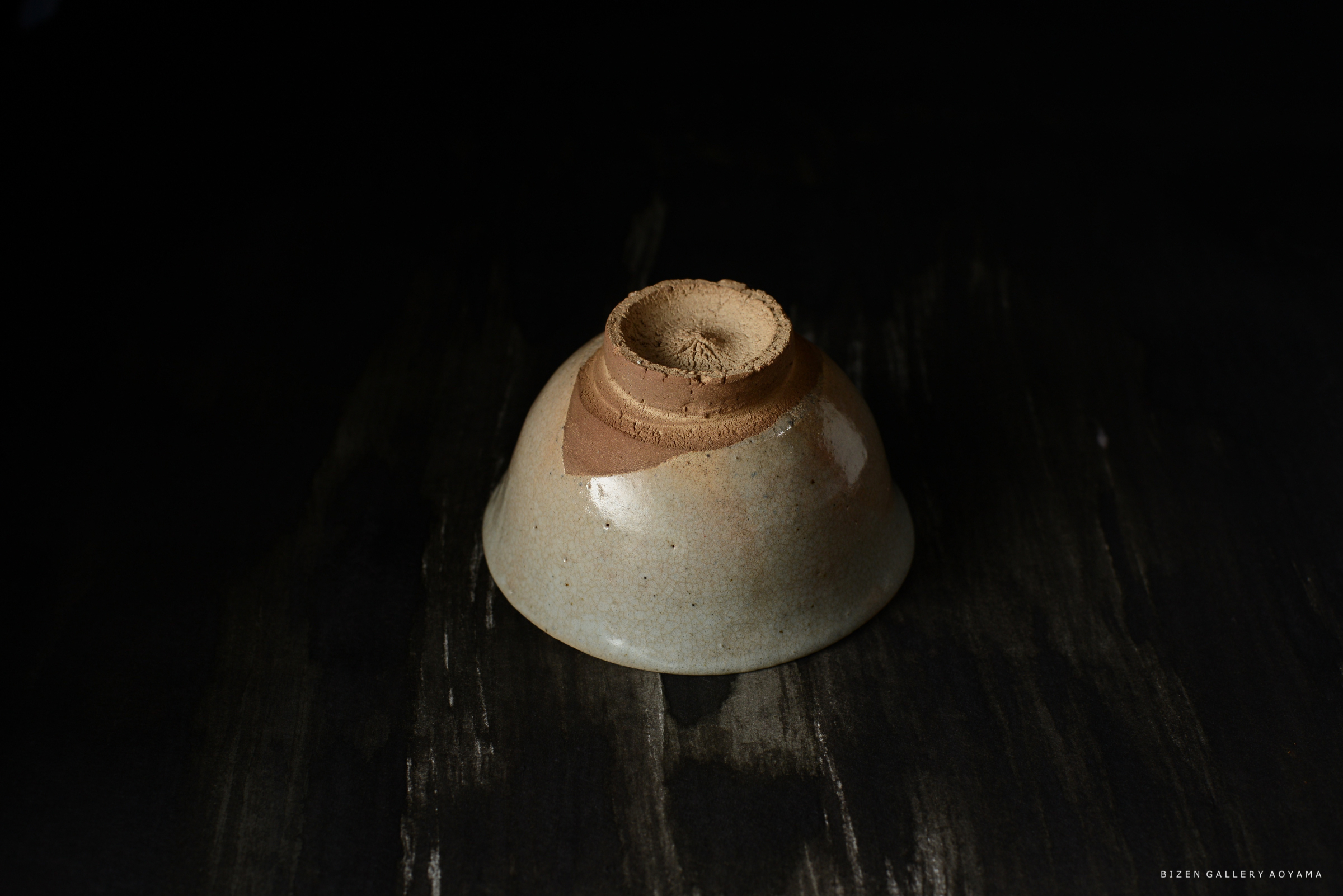 土器と釉薬のテクスチャーが特徴的な陶器のボウルの写真