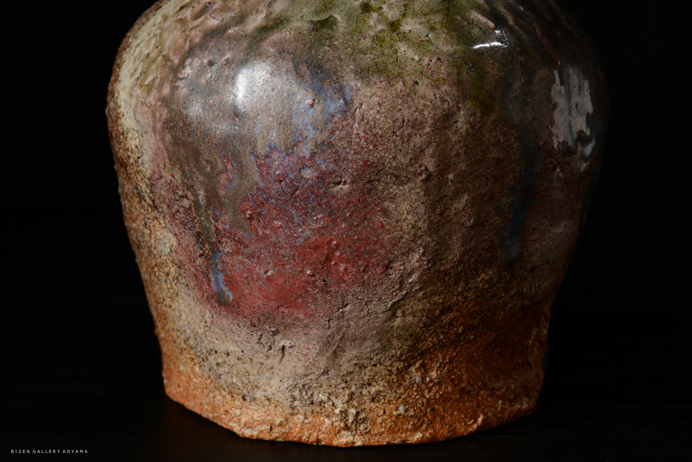 色合いが特徴的な陶器の一部、表面には自然な風合いと色の変化が見られる