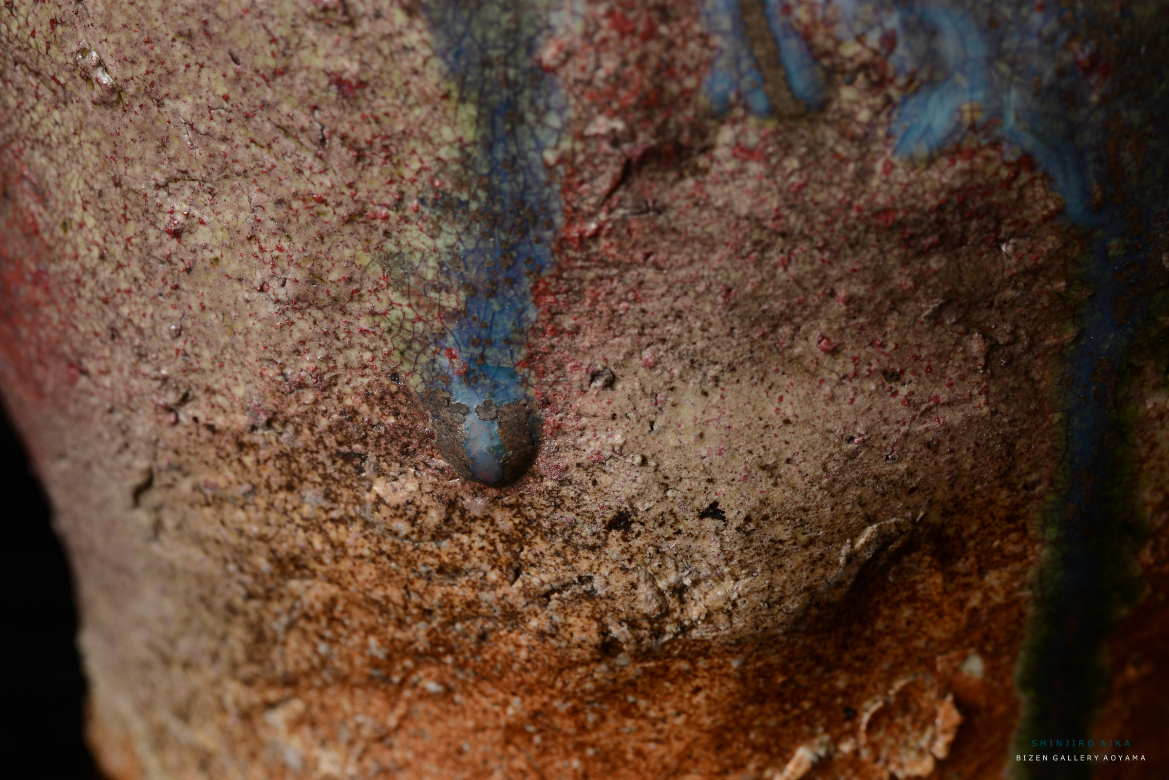 色とりどりの釉薬が施された陶器の詳細なクローズアップ