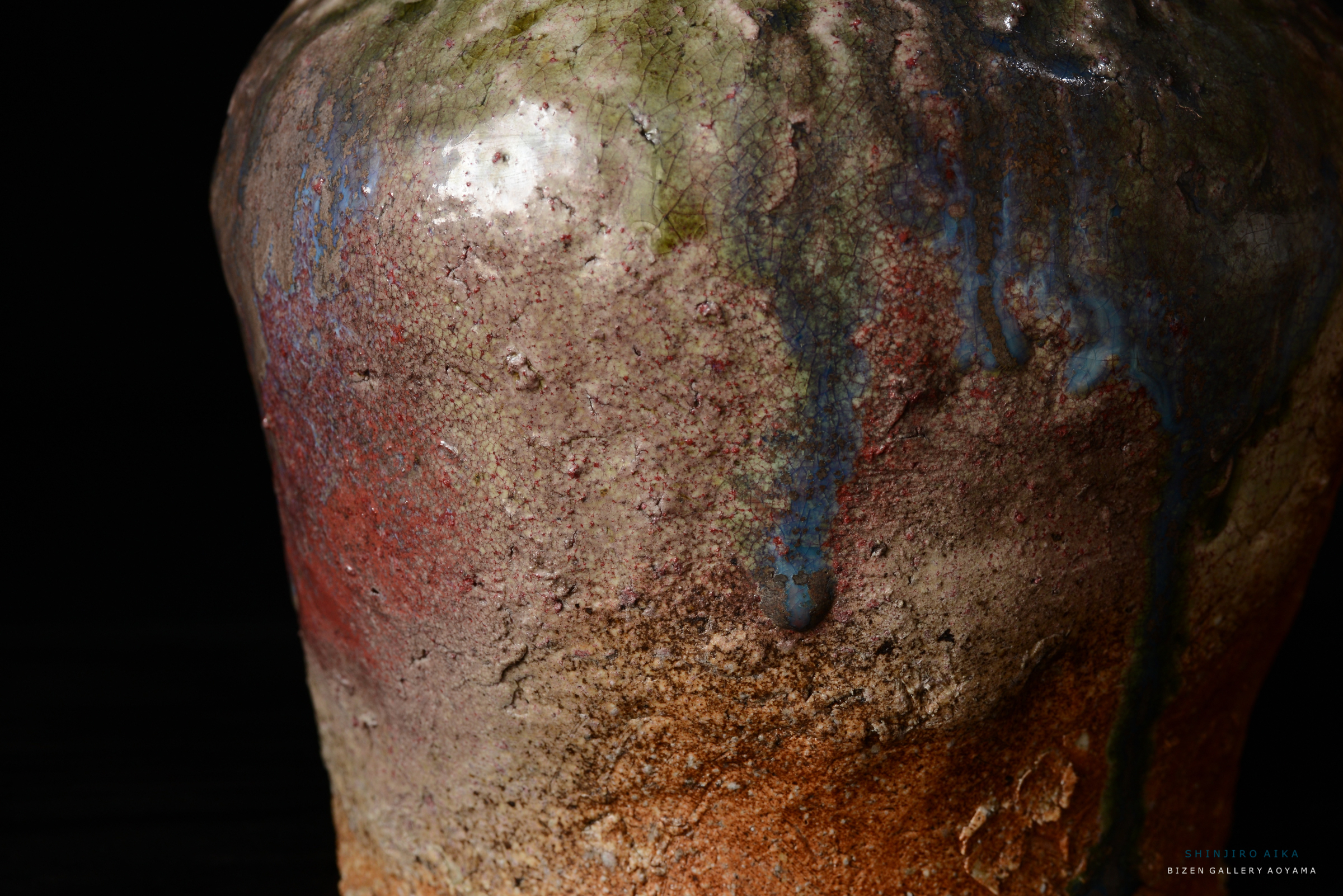 色とりどりの釉薬の垂れた陶器のクローズアップ