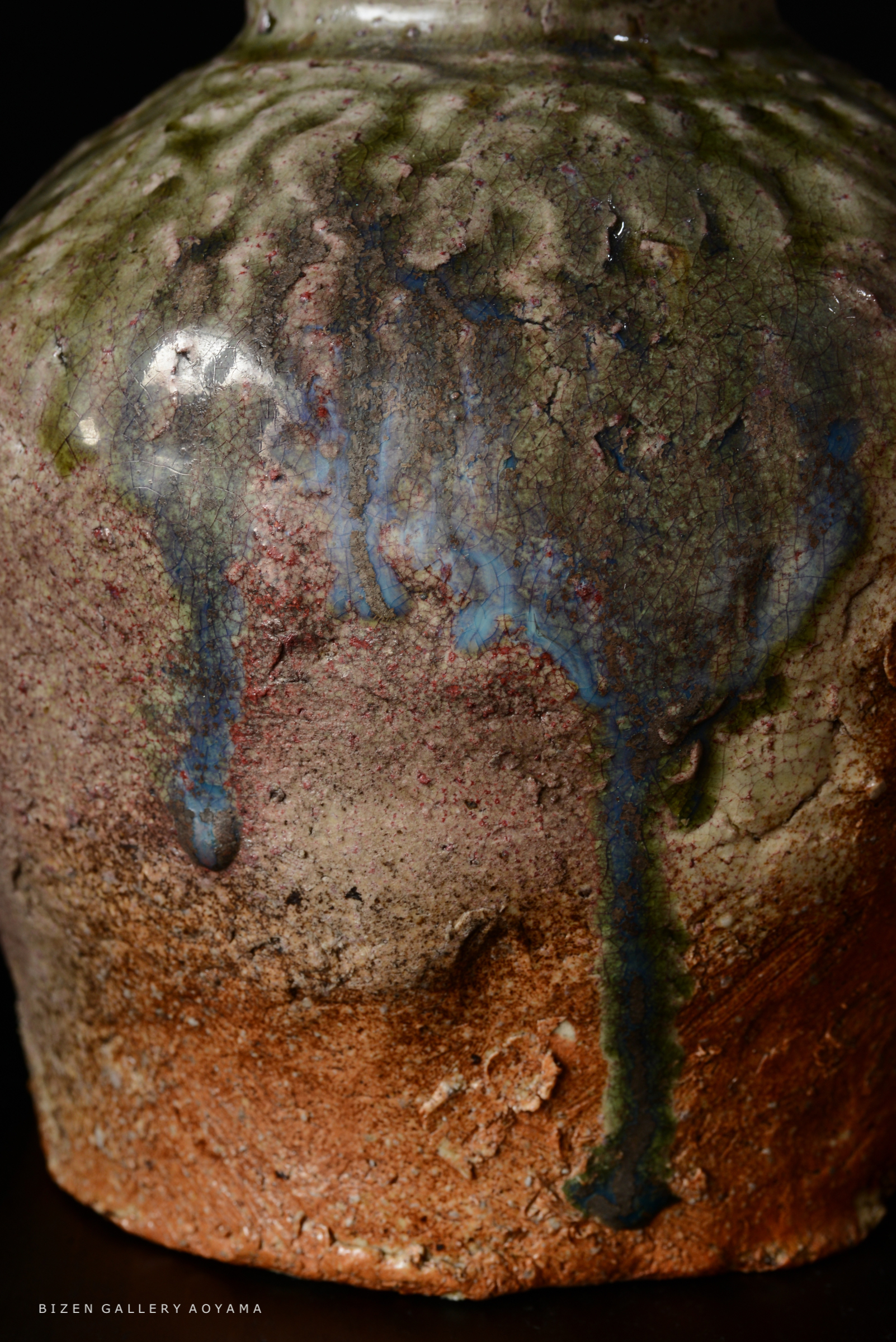 美しいBizen焼きの陶器、表面には自然な釉薬の流れとひび割れが見える。