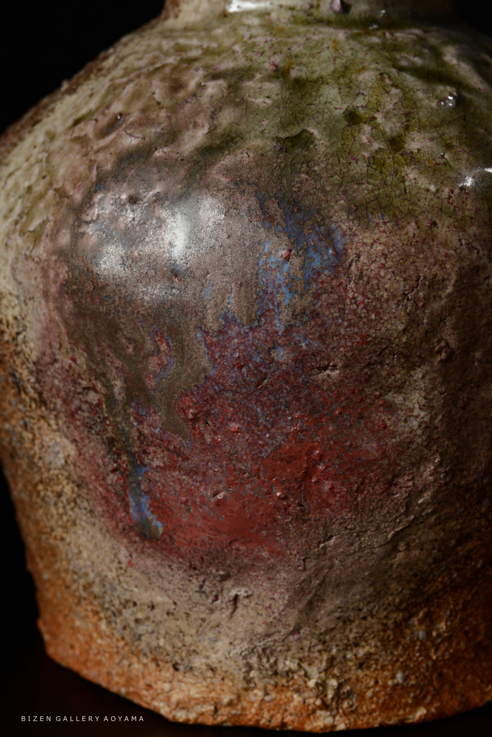 ビゼン焼きの陶器の一部、複雑な色合いと質感が特徴的。