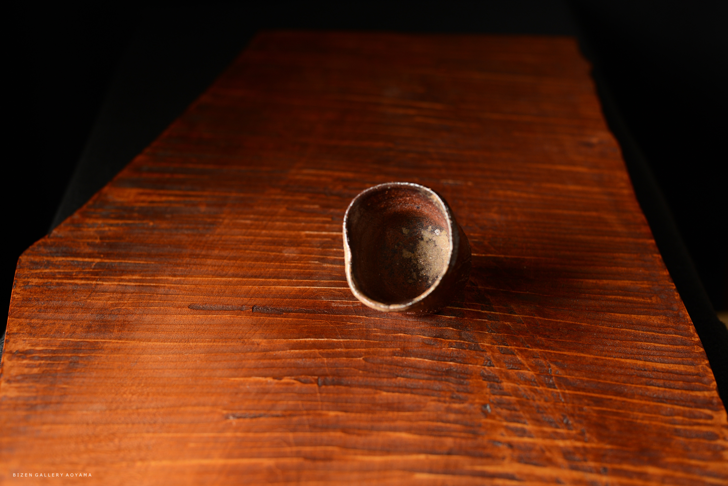 木のテーブルの上に置かれた小さな陶器の器。