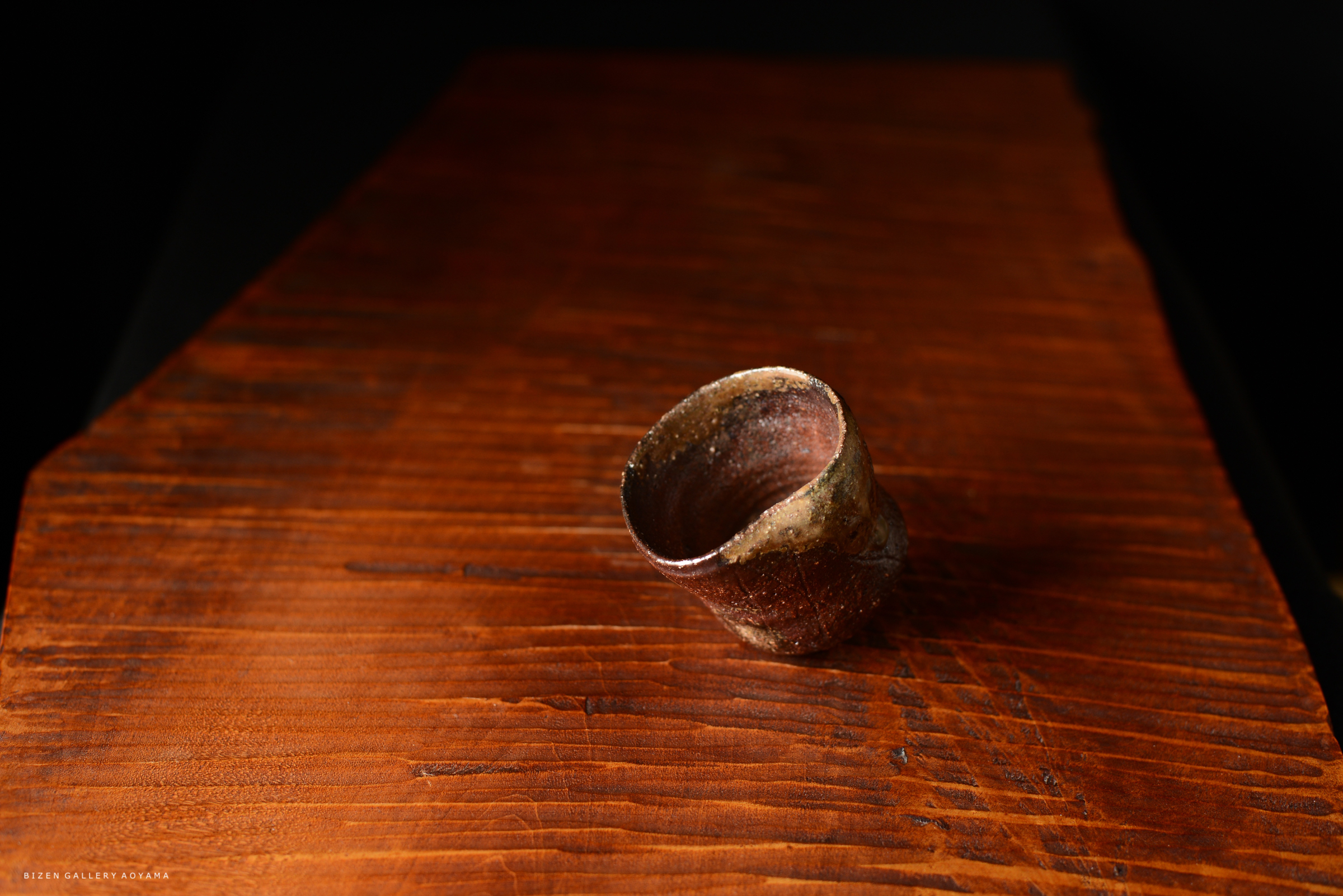 木のテーブルの上に置かれた、ユニークな形状の陶器の器