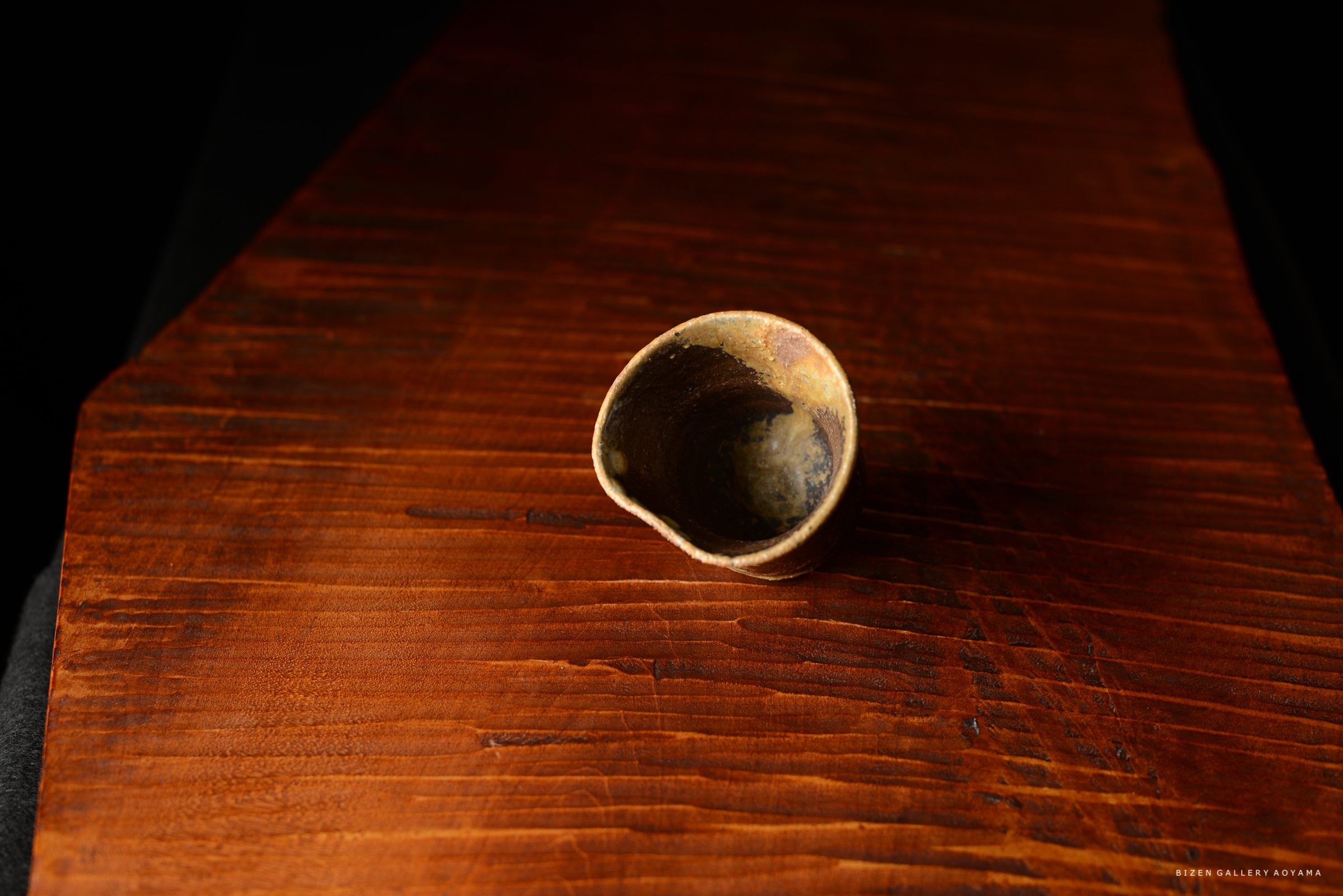 木のテーブルの上に置かれた小さな陶器の器