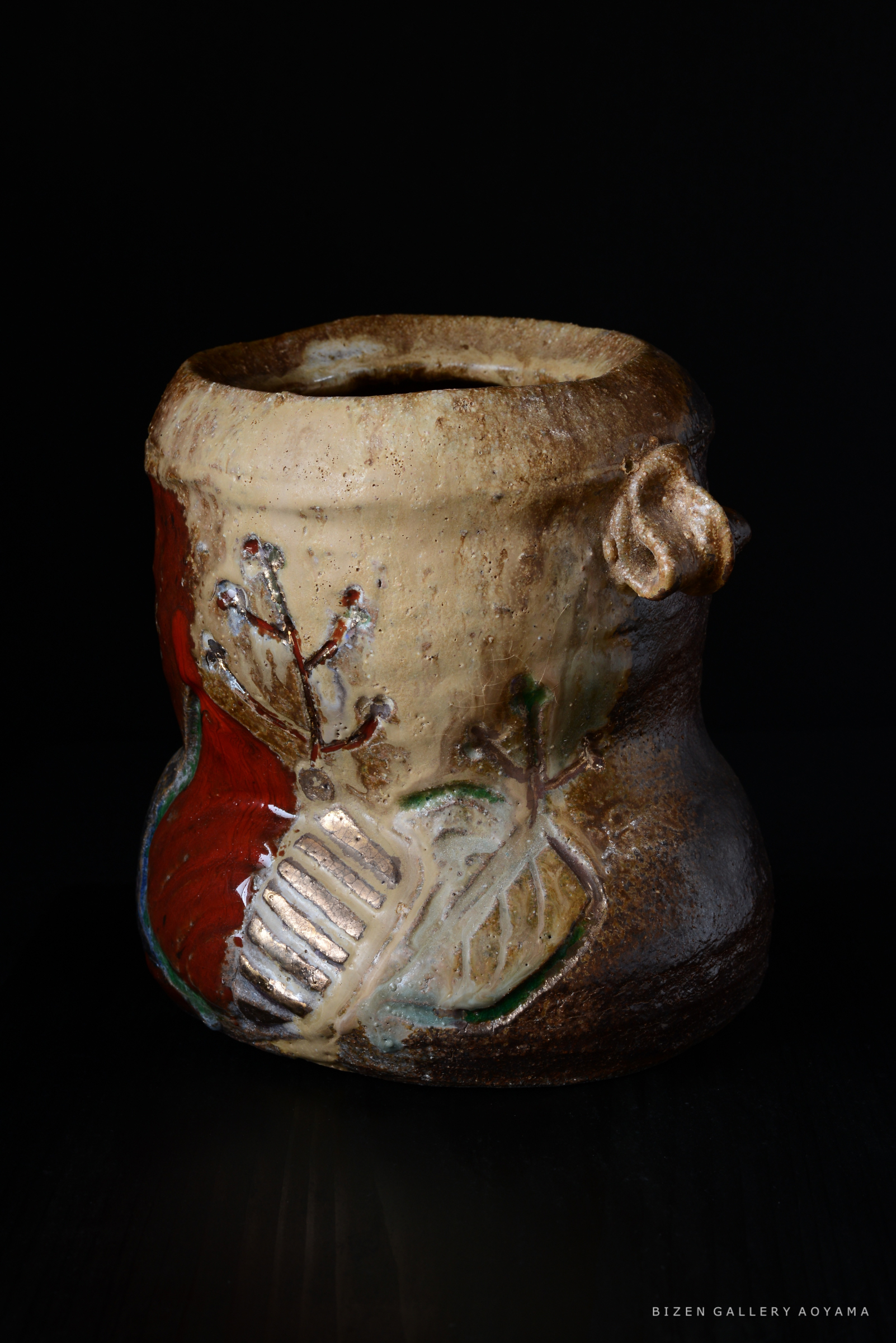 土器の側面には、色鮮やかな装飾と独特な形状が見られるアート作品。