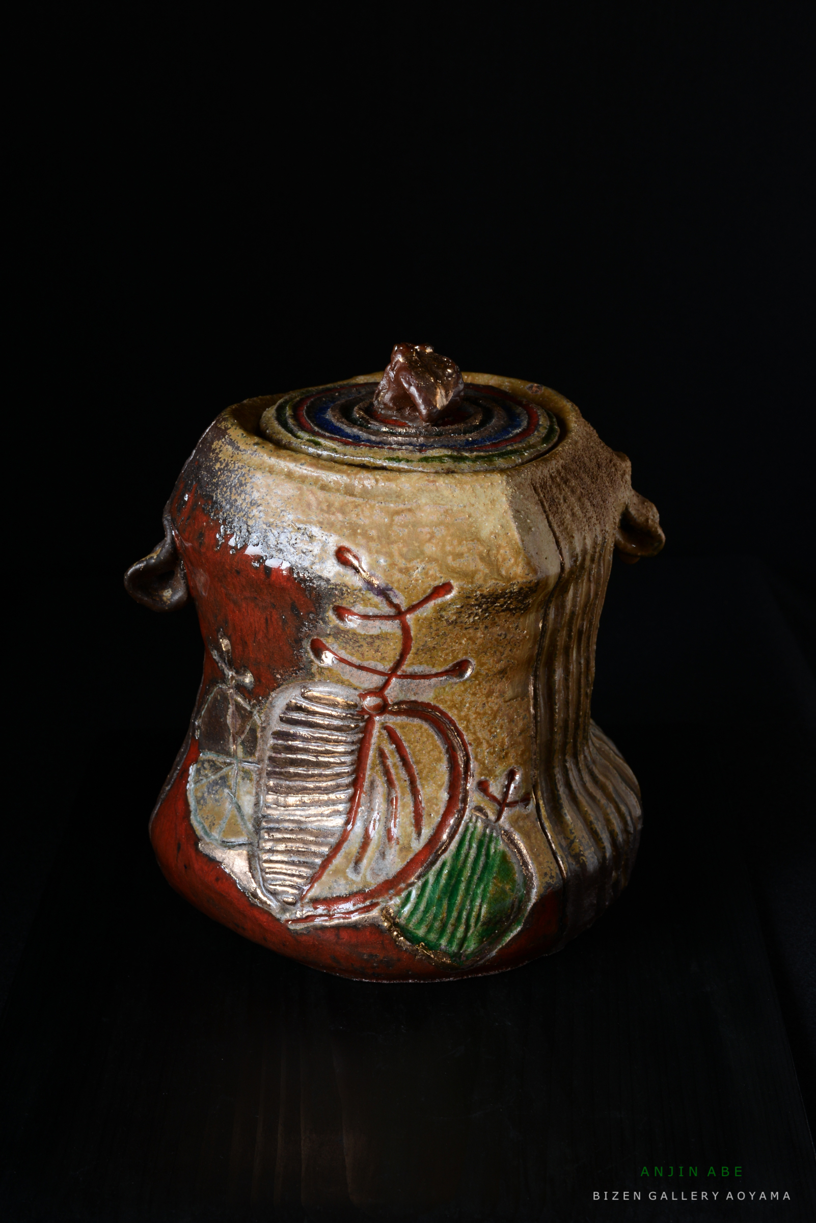 色とりどりの模様が施されたビゼン焼きの陶器。ひょうたんの形をした作品で、特に側面に特徴的なデザインが施されている。