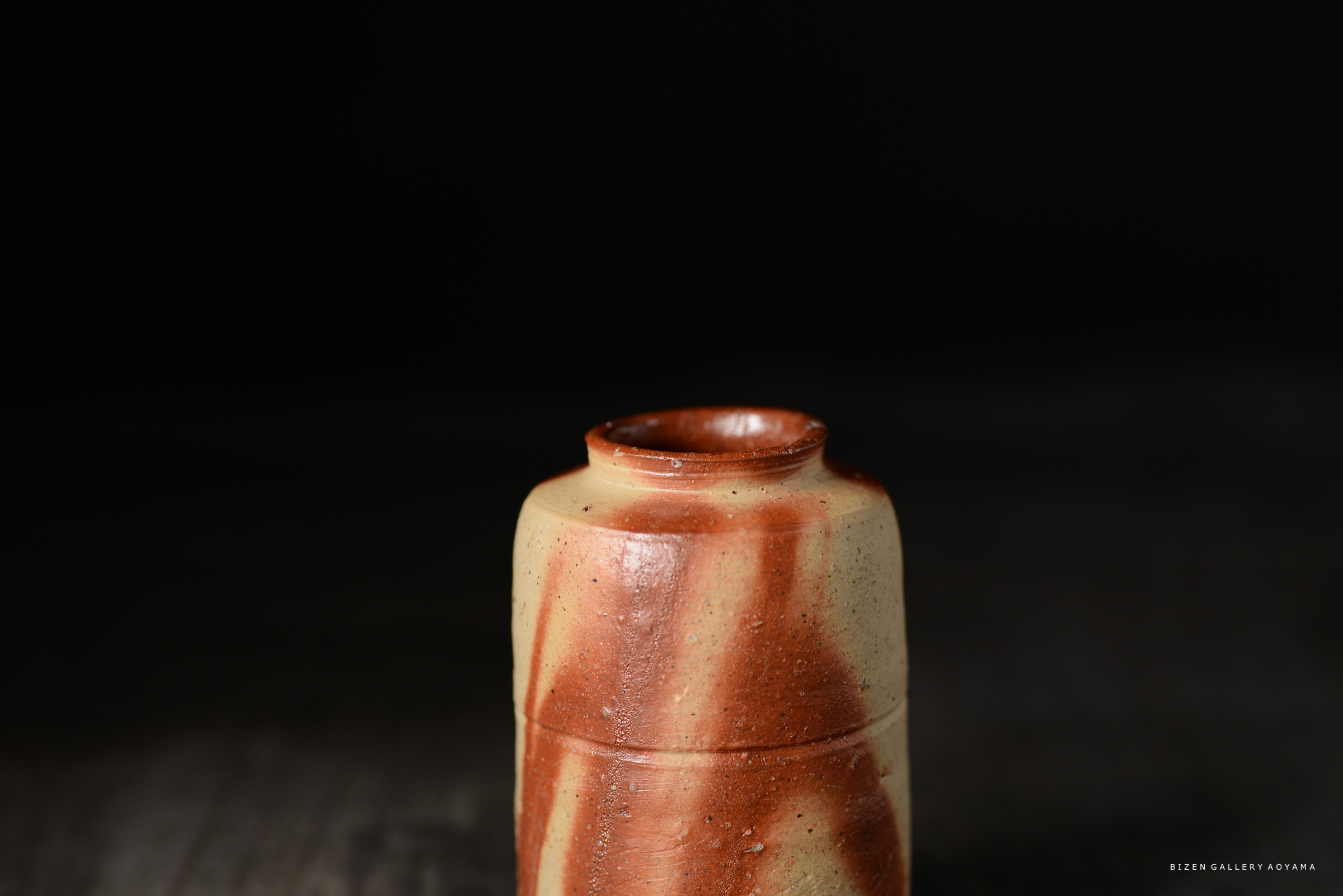 茶褐色のストライプが特徴の小さな陶器の壺