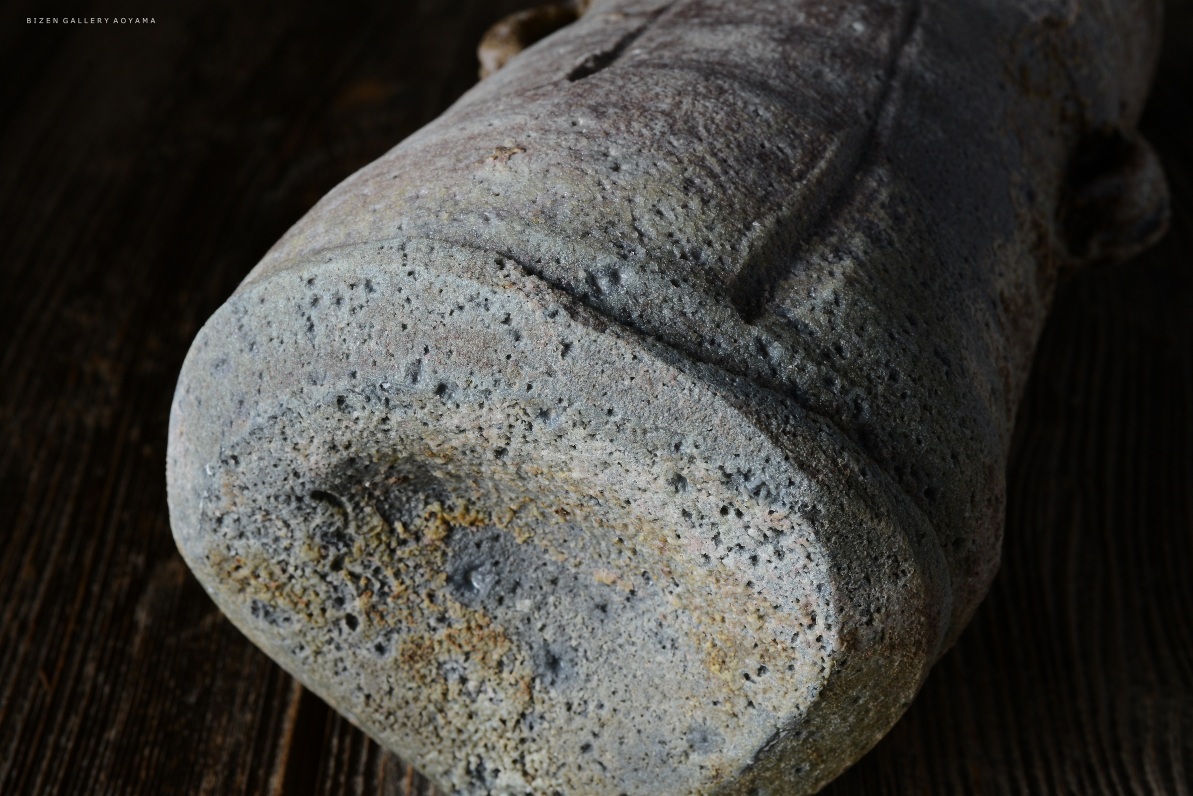 粗い質感のビゼン焼きの陶器の底面。自然な色合いと独特の表面模様が見える。